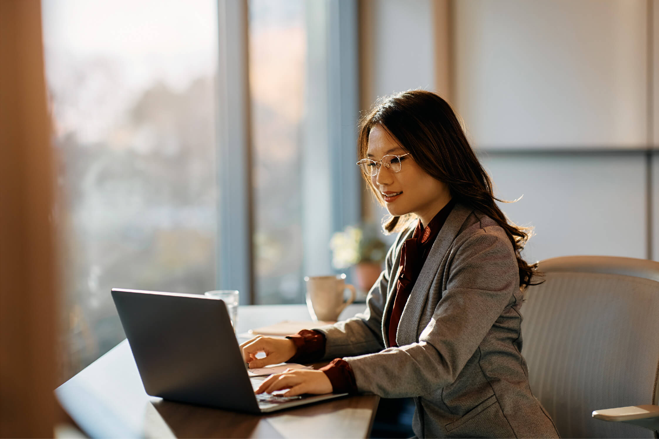 asian-businesswoman-using-laptop